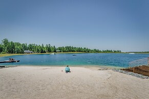 Hot Tub & Game Room: Spacious Nebo Cabin!