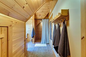 Hot Tub & Game Room: Spacious Nebo Cabin!