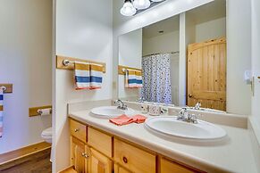 Hot Tub & Game Room: Spacious Nebo Cabin!