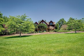 Hot Tub & Game Room: Spacious Nebo Cabin!