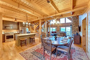 Hot Tub & Game Room: Spacious Nebo Cabin!