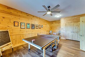 Hot Tub & Game Room: Spacious Nebo Cabin!