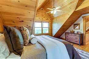 Hot Tub & Game Room: Spacious Nebo Cabin!