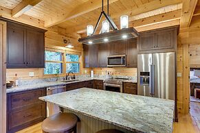 Hot Tub & Game Room: Spacious Nebo Cabin!