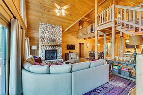 Hot Tub & Game Room: Spacious Nebo Cabin!