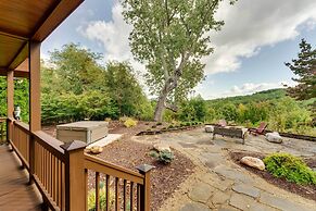 Hot Tub & Game Room: Spacious Nebo Cabin!