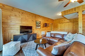 Hot Tub & Game Room: Spacious Nebo Cabin!