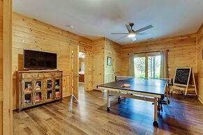Hot Tub & Game Room: Spacious Nebo Cabin!