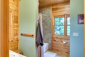 Hot Tub & Game Room: Spacious Nebo Cabin!