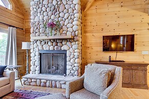 Hot Tub & Game Room: Spacious Nebo Cabin!