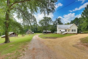 2 Mi to Lake: Lineville Farmhouse w/ Fire Pit