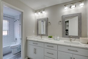 Private Pool & Guest House: Spacious Kemp Home!