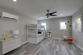 Private Pool & Guest House: Spacious Kemp Home!