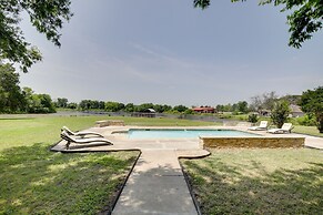 Private Pool & Guest House: Spacious Kemp Home!