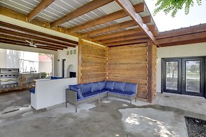 Private Pool & Guest House: Spacious Kemp Home!