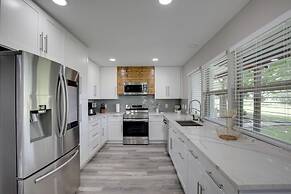 Private Pool & Guest House: Spacious Kemp Home!