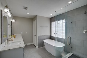 Private Pool & Guest House: Spacious Kemp Home!