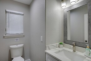 Private Pool & Guest House: Spacious Kemp Home!