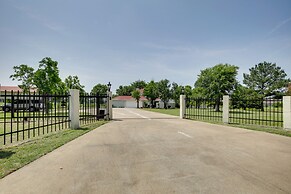 Private Pool & Guest House: Spacious Kemp Home!