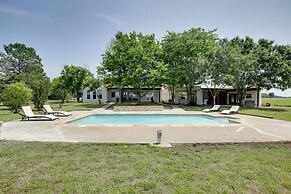 Private Pool & Guest House: Spacious Kemp Home!