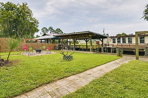 Satsuma Home w/ Fire Pit + Dunns Creek Access!