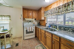 Satsuma Home w/ Fire Pit + Dunns Creek Access!