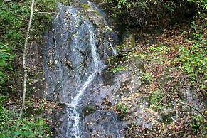 40-acre Ararat Escape: On-site Trails & Mtn Views!