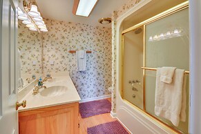 40-acre Ararat Escape: On-site Trails & Mtn Views!