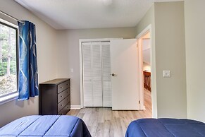 Walk to Lake Keowee: Salem Townhome w/ Deck