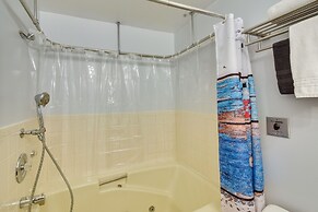 Walk to Lake Keowee: Salem Townhome w/ Deck