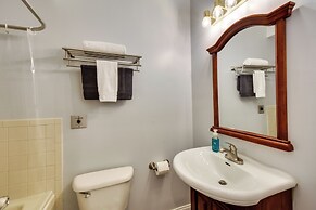 Walk to Lake Keowee: Salem Townhome w/ Deck