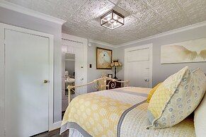 Cozy Tennessee Abode w/ Private Hot Tub & Fire Pit