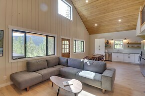 Lakeside Cabin w/ Hot Tub: 3 Mi to Flathead Lake!