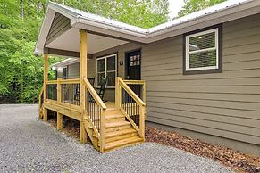 Creekside Cabin in Franklin ~ 8 Mi to Downtown!