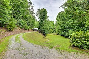 Creekside Cabin in Franklin ~ 8 Mi to Downtown!