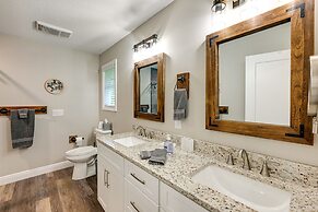 Creekside Cabin in Franklin ~ 8 Mi to Downtown!