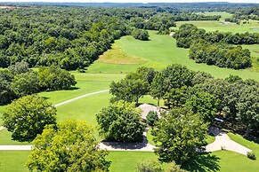 Expansive Fayetteville Retreat: 11 Mi to U of A!