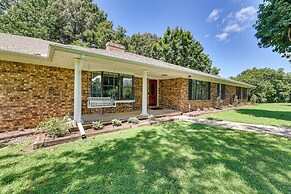 Expansive Fayetteville Retreat: 11 Mi to U of A!
