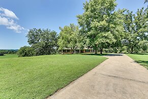 Expansive Fayetteville Retreat: 11 Mi to U of A!