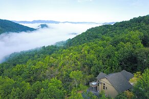 Hot Tub & Fire Pit: Blue Ridge Mtn Cabin!
