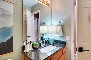 Charming Arkansas Retreat w/ Deck, Near Downtown!