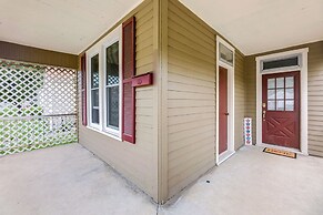 Cozy Ohio Retreat w/ Fire Pit & Charcoal Grill!