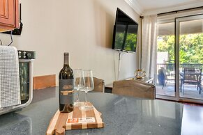 Auburn Retreat w/ Balcony - Walk to Campus!