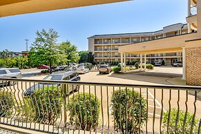 Auburn Retreat w/ Balcony - Walk to Campus!