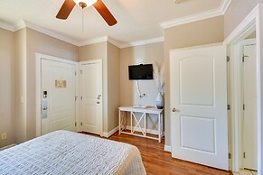 Auburn Retreat w/ Balcony - Walk to Campus!