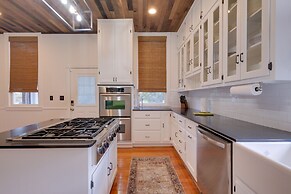 WFH Friendly: Abode w/ Balcony in Columbus!