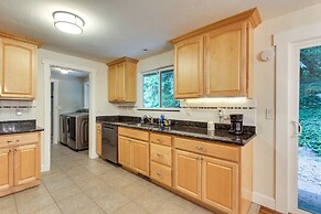 Charming Oregon Home w/ Private Pickleball Court!