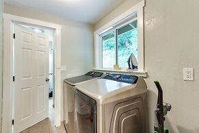 Charming Oregon Home w/ Private Pickleball Court!