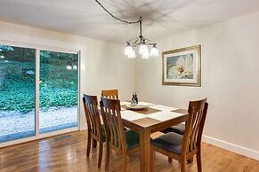 Charming Oregon Home w/ Private Pickleball Court!