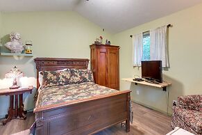 Charming Oregon Home w/ Private Pickleball Court!